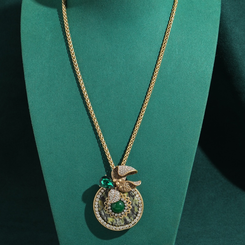 Women'S Accessories Trends 2026 - Vintage Round Green Natural Stone Pendent